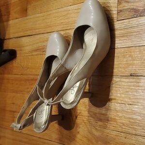 Beige heels with bow